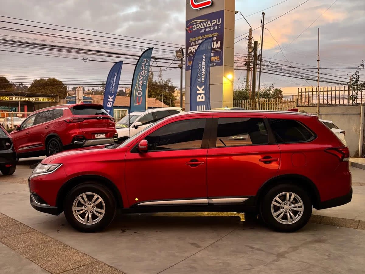 2020 Mitsubishi Outlander 2.0 Rojo - Miniatura 4