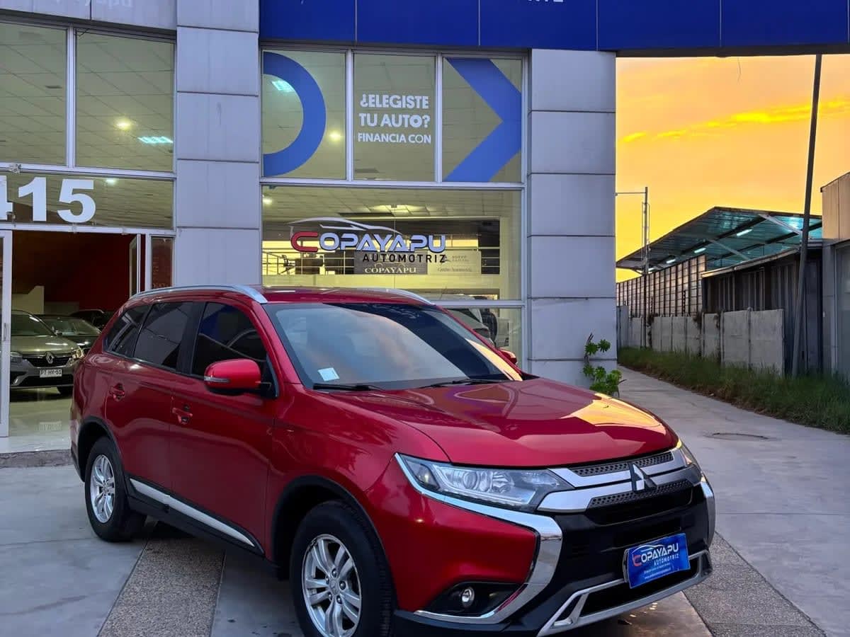 2020 Mitsubishi Outlander 2.0 Rojo - Miniatura 3