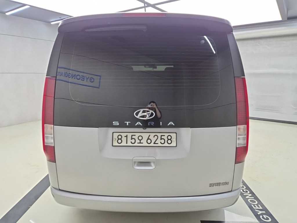 2022 Hyundai Staria 2WD Plata - Miniatura 3