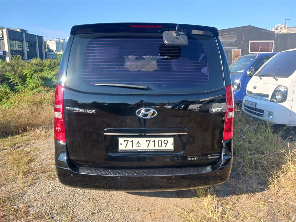 2015 Hyundai Starex 11-seater Negro - Miniatura 4