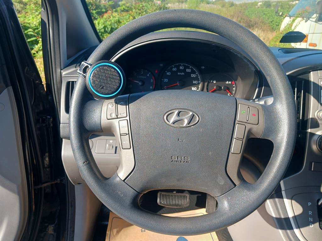 2015 Hyundai Starex 11-seater Negro - Miniatura 5