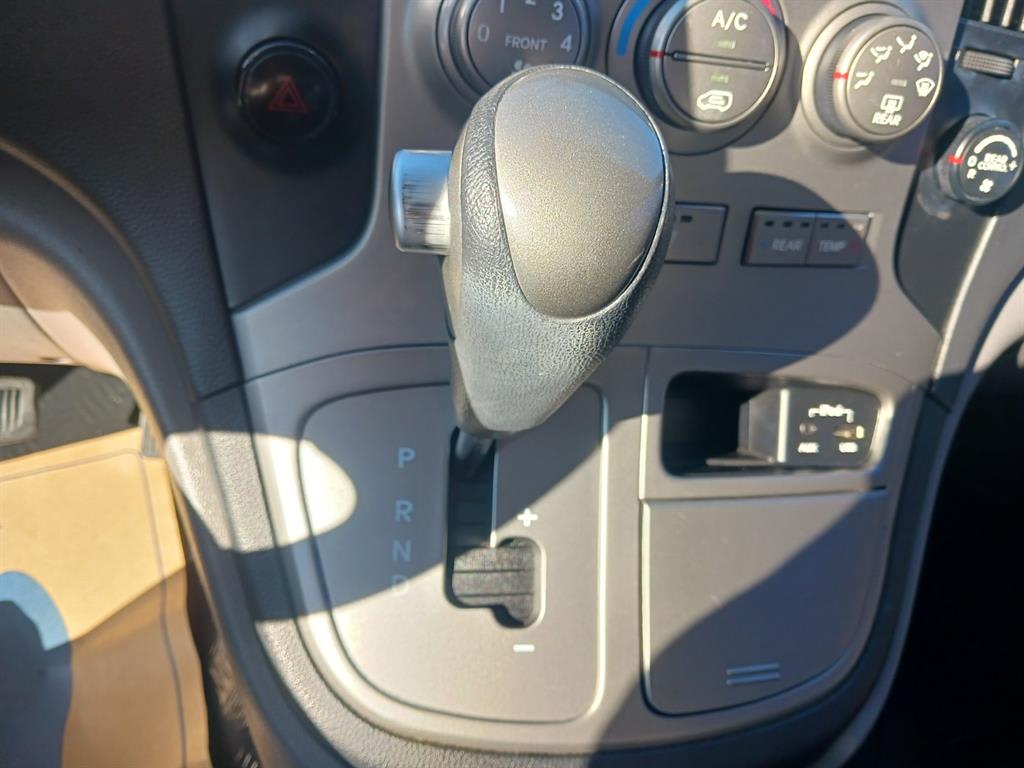 2015 Hyundai Starex 11-seater Negro - Miniatura 7