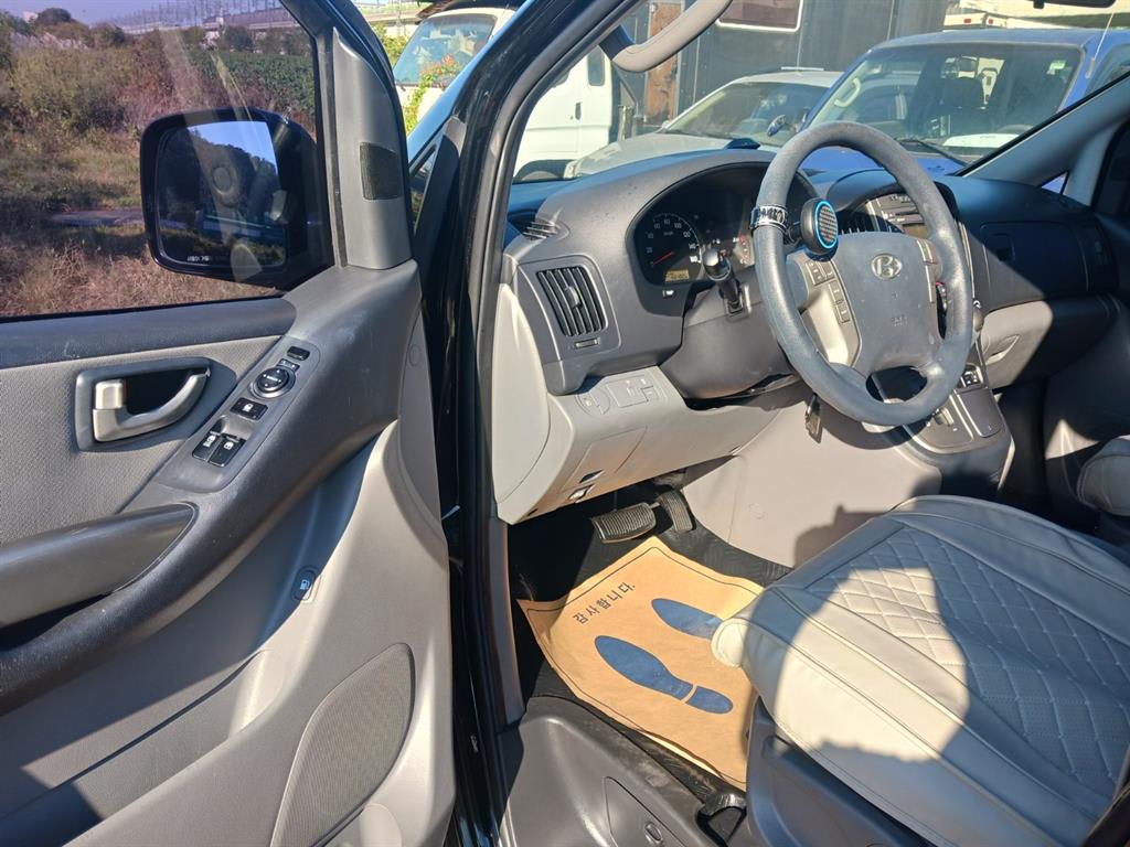 2015 Hyundai Starex 11-seater Negro - Miniatura 8