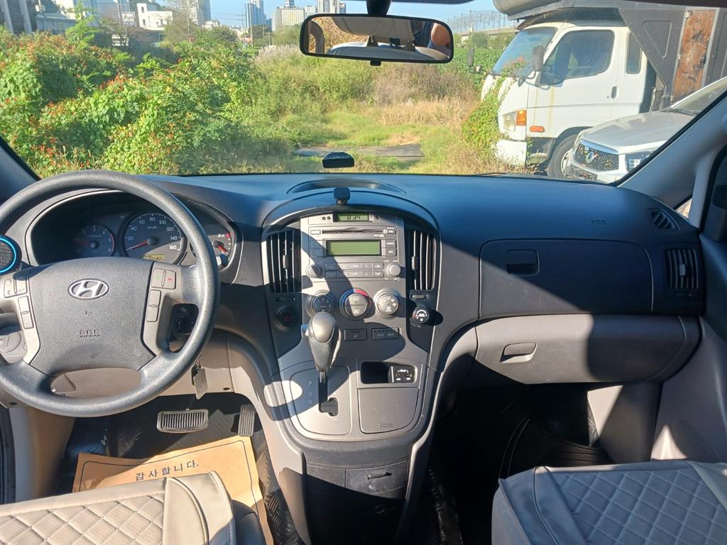 2015 Hyundai Starex 11-seater Negro - Miniatura 10