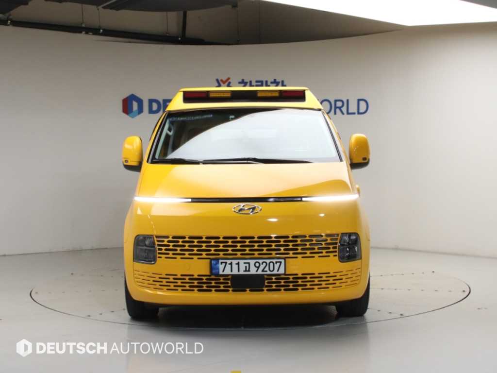 2023 Hyundai Staria Kinder Amarillo - Miniatura 3