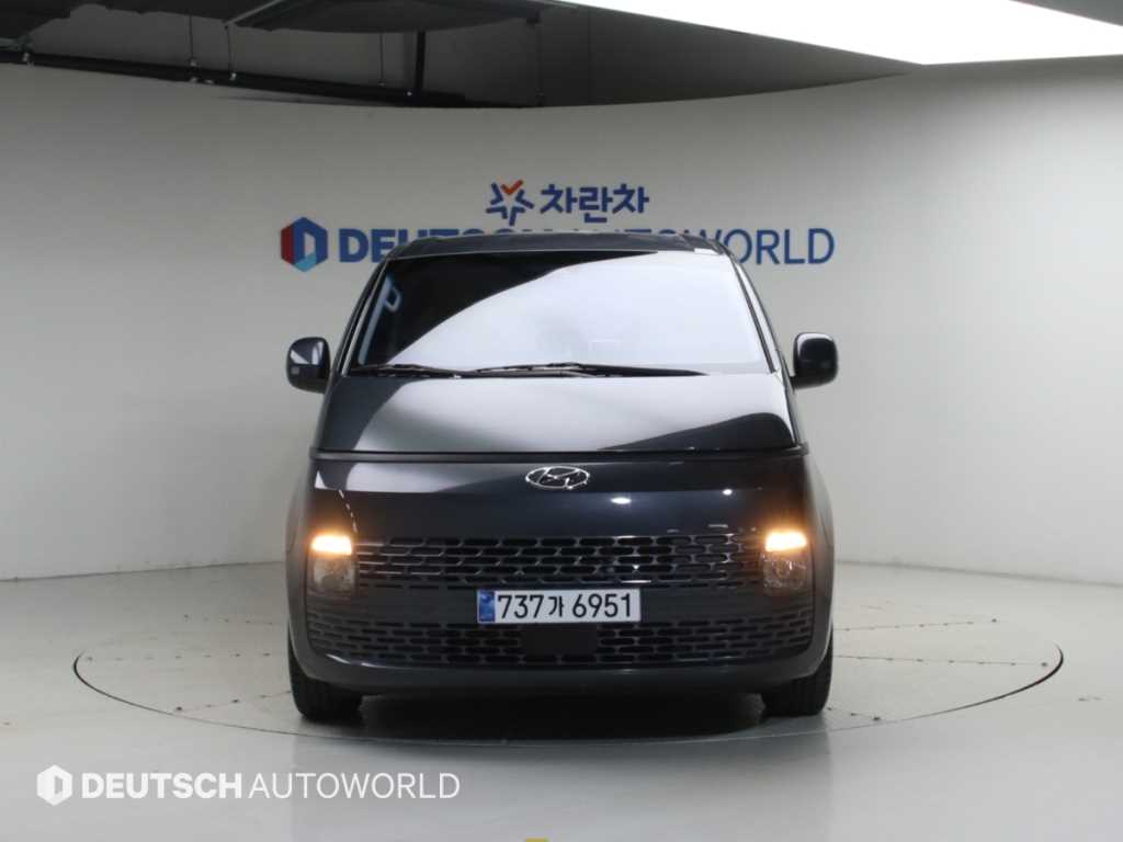 2022 Hyundai Staria 2WD Gris - Miniatura 3
