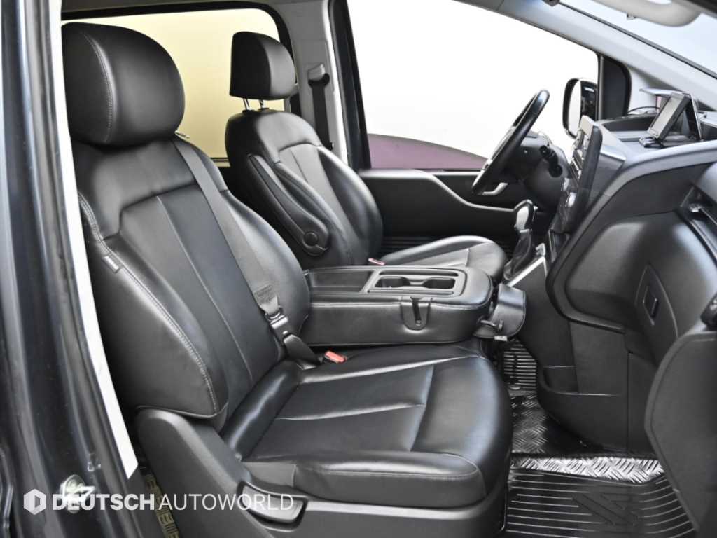 2022 Hyundai Staria 2WD Gris - Miniatura 10