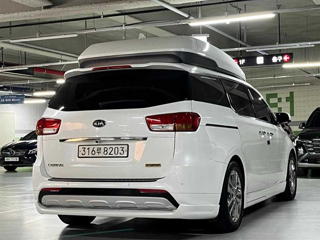 2017 Kia Carnival Gasoline Blanco - Miniatura 4