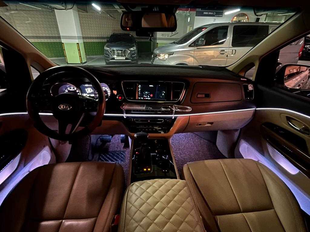 2017 Kia Carnival Gasoline Blanco - Miniatura 7