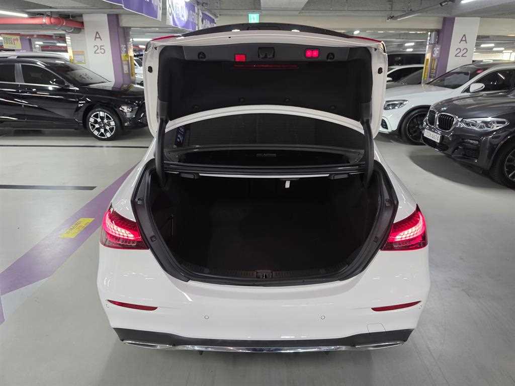 2022 Mercedes-Benz Clase E E Blanco - Miniatura 5