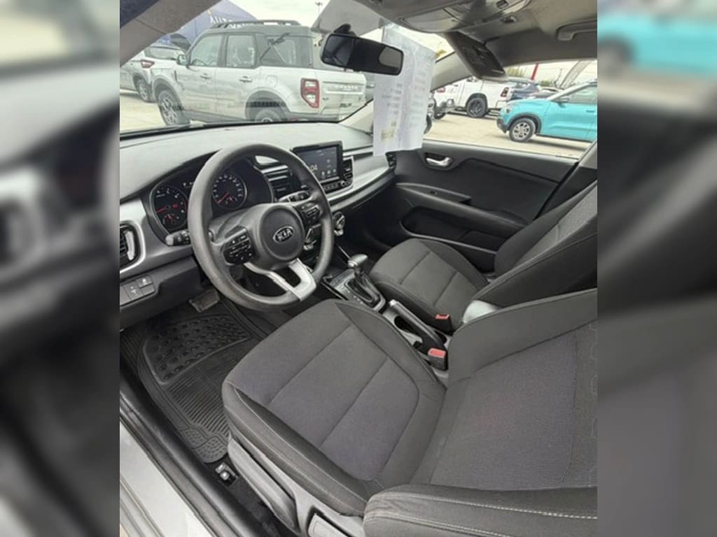 2022 KIA RIO 4 1.4 Plata - Miniatura 9