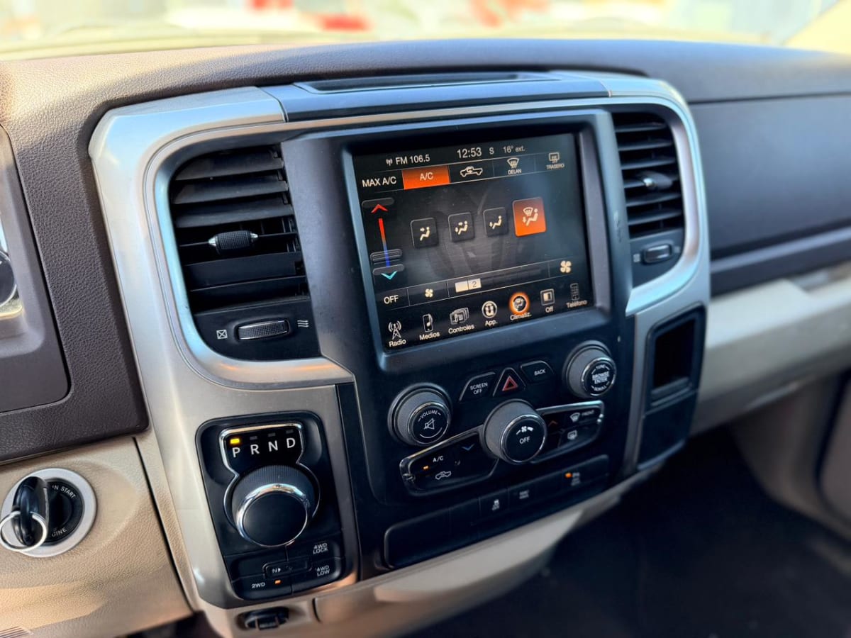 2016 Dodge RAM 1500 SLT - Miniatura 2