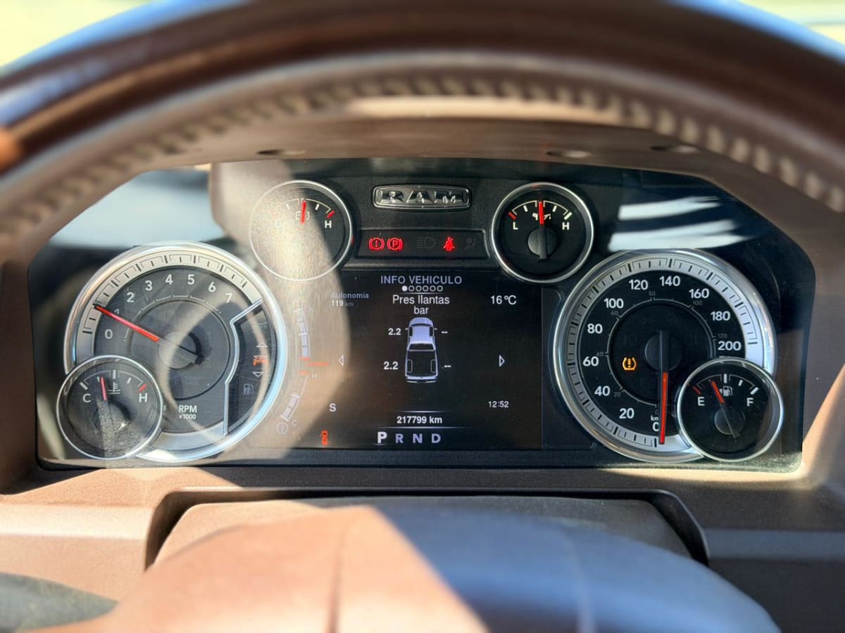 2016 Dodge RAM 1500 SLT - Miniatura 3