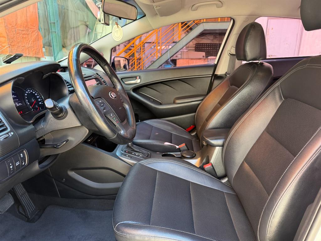 2015 Kia K3 1.6 Blanco - Miniatura 10