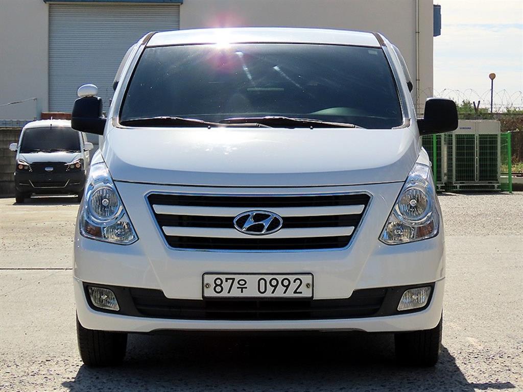 2017 Hyundai Starex Van - Imagen 1