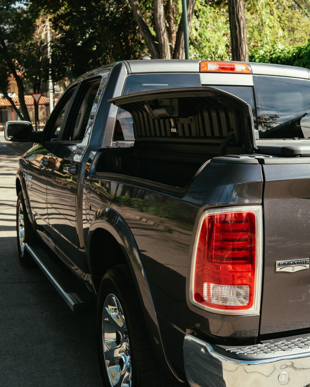 2021 RAM 1500 LARAMIE Gris - Miniatura 6
