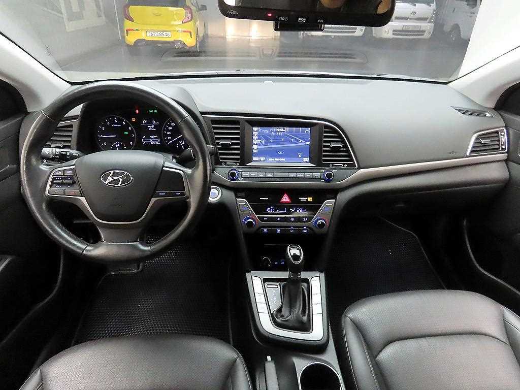 2017 Hyundai Avante AD Gris - Miniatura 8