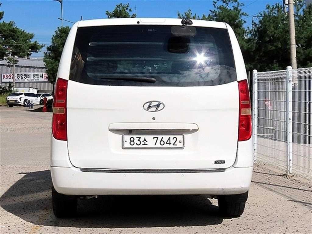 2011 Hyundai Starex Van Blanco - Miniatura 4