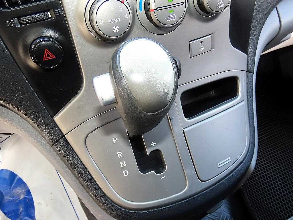 2011 Hyundai Starex Van Blanco - Miniatura 10