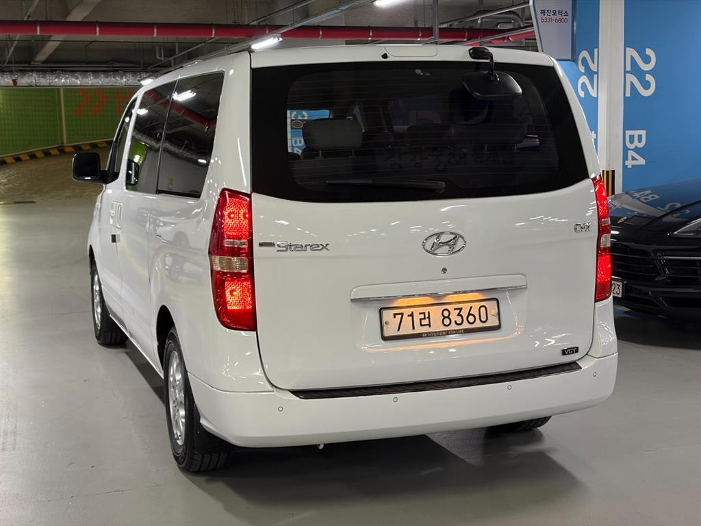 2012 Hyundai Starex 12-seater Blanco - Miniatura 4