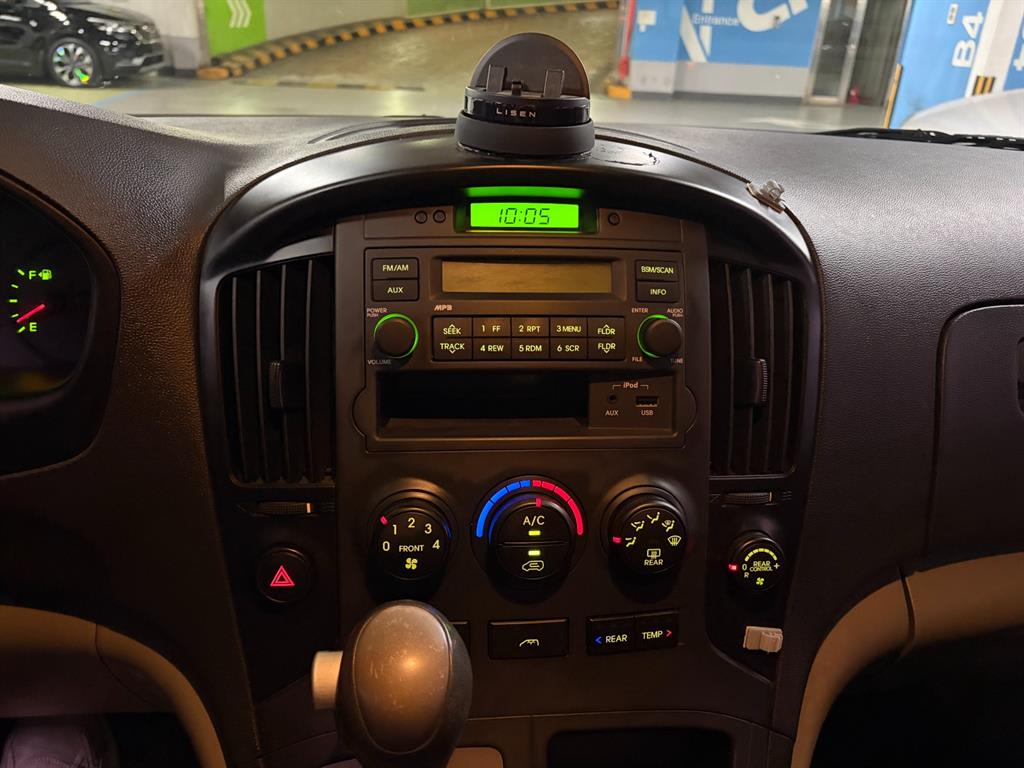 2012 Hyundai Starex 12-seater Blanco - Miniatura 9