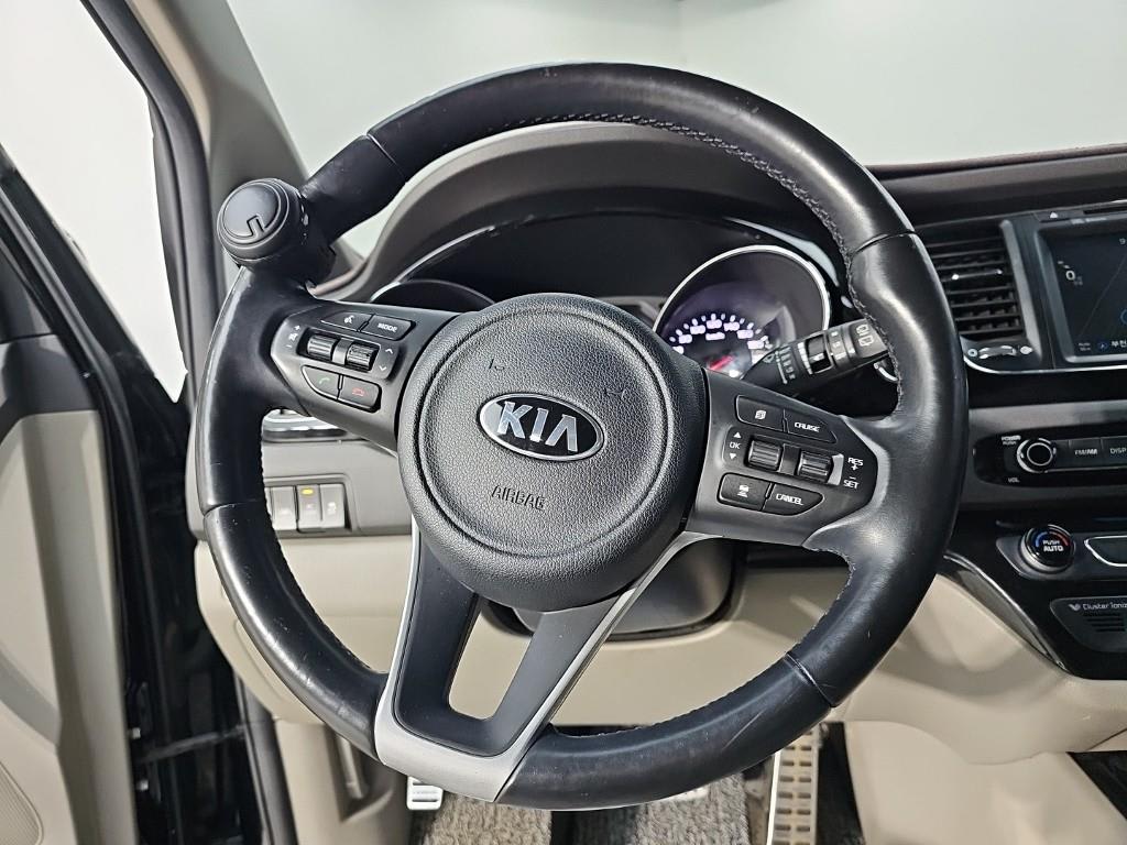 2018 Kia Carnival Diesel Negro - Miniatura 9