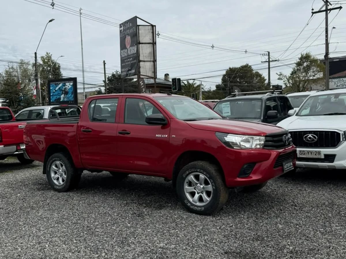 2024 Toyota Hilux DX Rojo - Miniatura 2