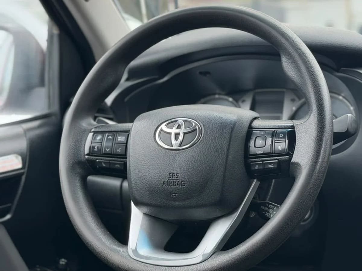 2024 Toyota Hilux DX Rojo - Miniatura 8