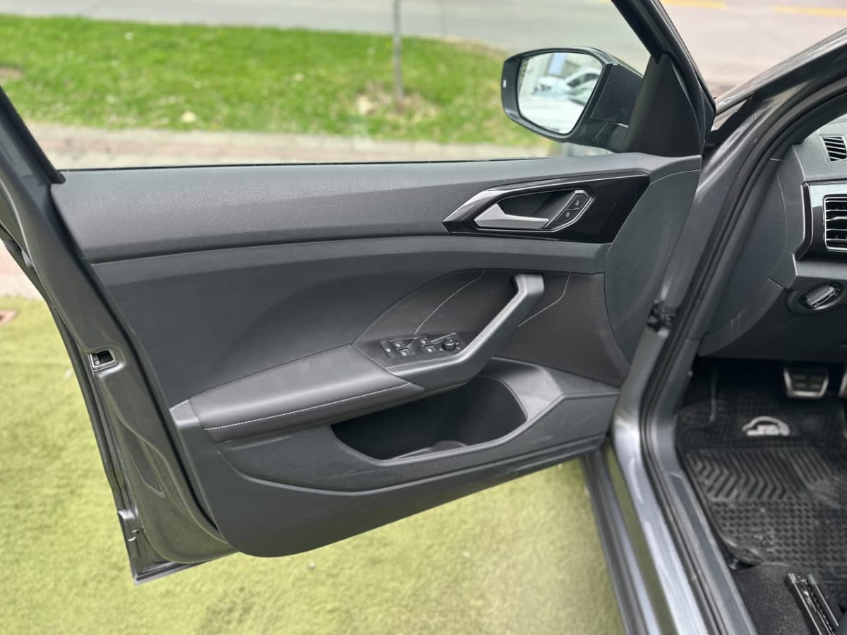 2027 Volkswagen T-Cross Highline Gris - Miniatura 7