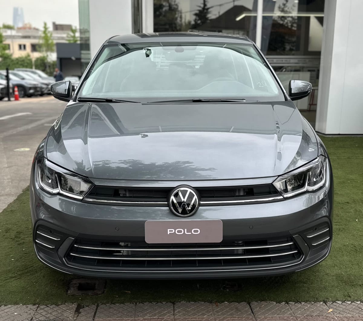 2027 Volkswagen Polo Highline Gris - Miniatura 2