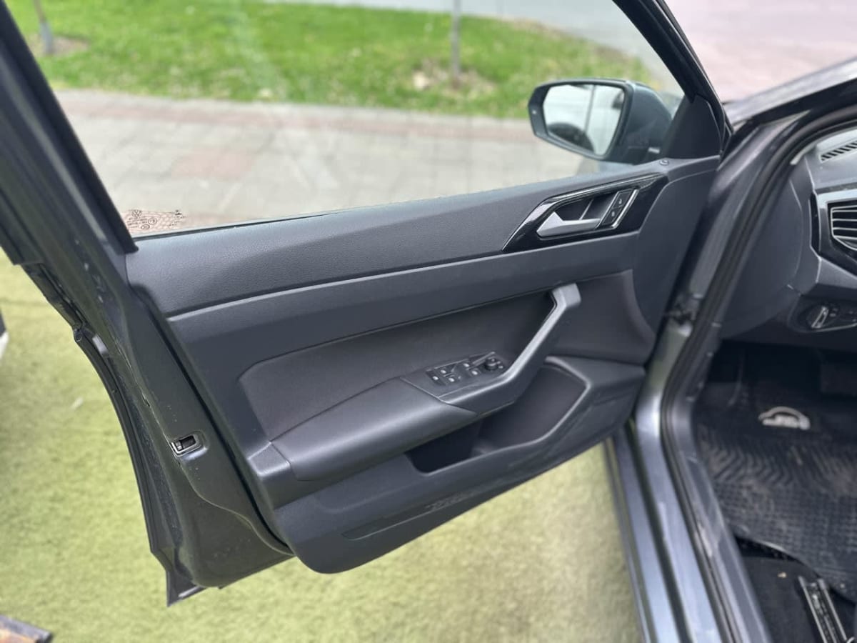 2027 Volkswagen Polo Highline Gris - Miniatura 7