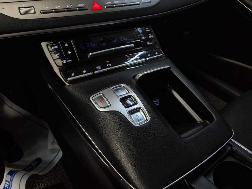 2020 Hyundai Grandeur IG Negro - Miniatura 8