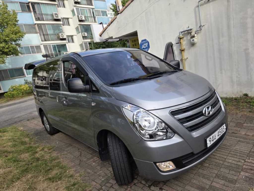 2017 Hyundai Starex Van - Miniatura 2