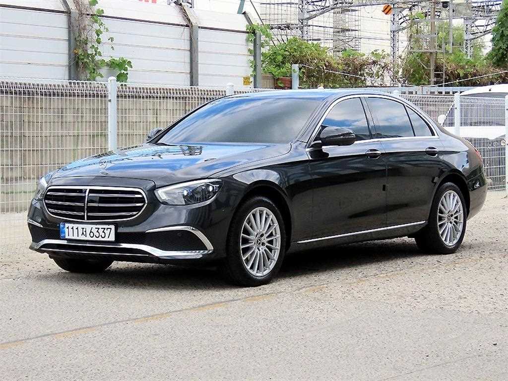 2022 Mercedes-Benz Clase E E Gris - Miniatura 2