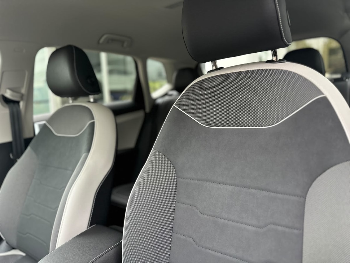 2027 Volkswagen Taos TSI Gris - Miniatura 9