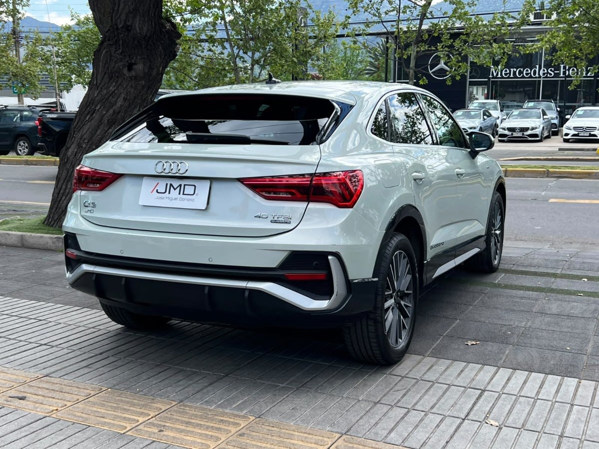 2022 Audi Q3 SPORTBACK Plata - Miniatura 5