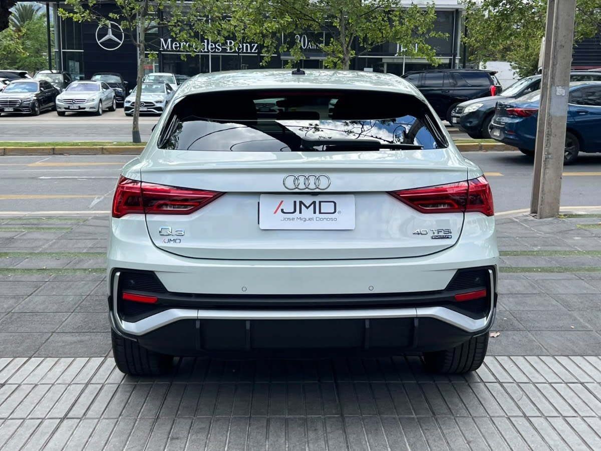 2022 Audi Q3 SPORTBACK Plata - Miniatura 6