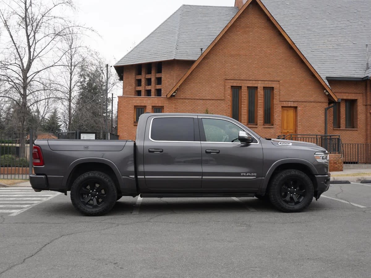 2023 RAM 1500 Limited Gris - Miniatura 4