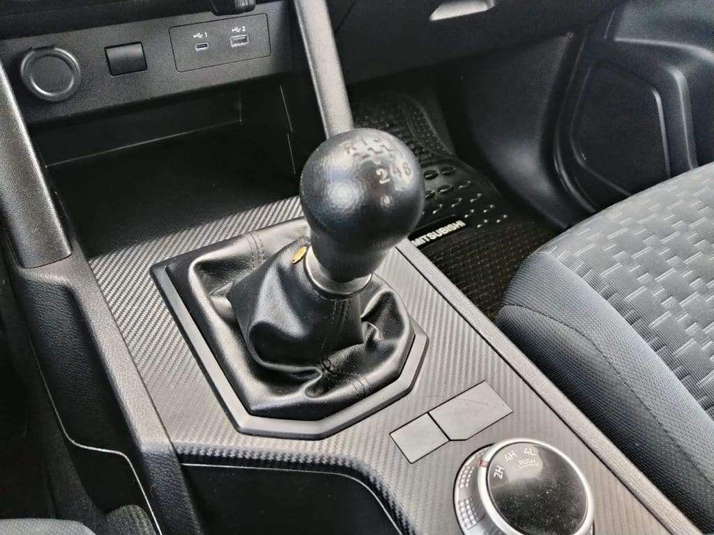 2024 Mitsubishi L200 KATANA - Miniatura 5