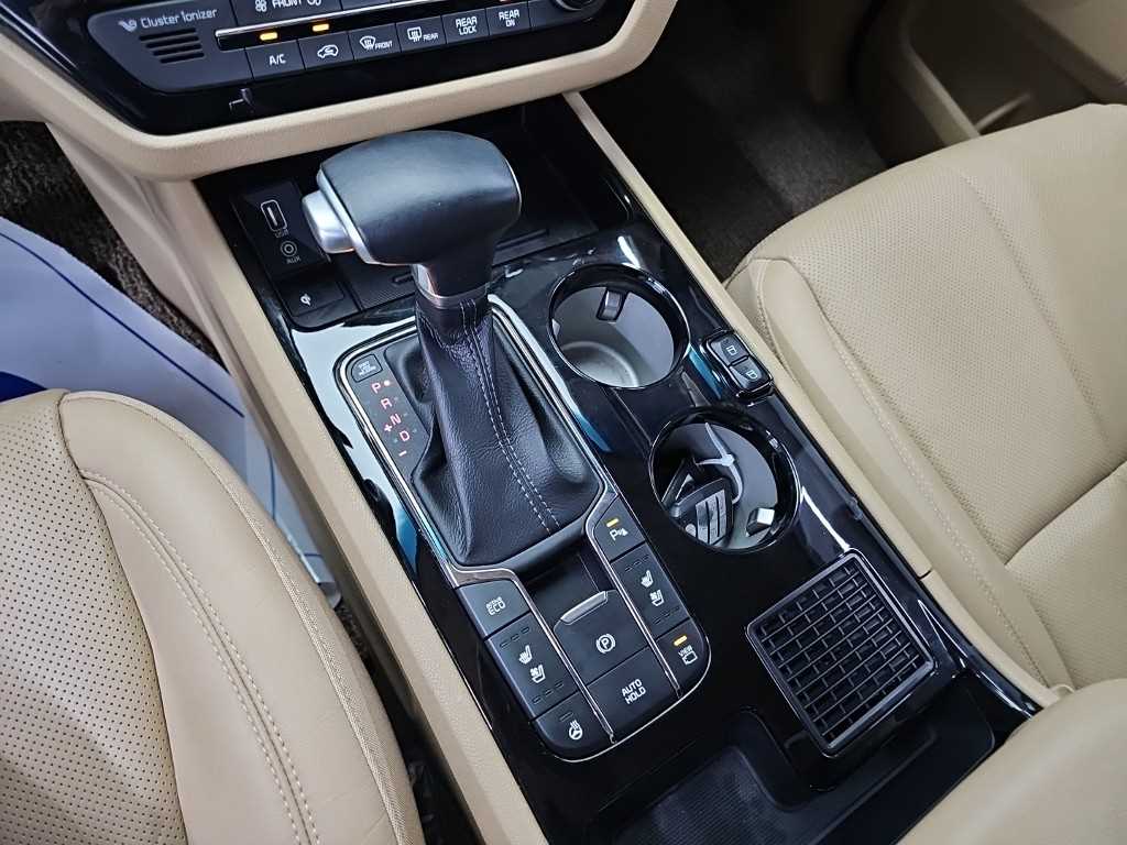 2020 Kia Carnival Gasoline Negro - Miniatura 8