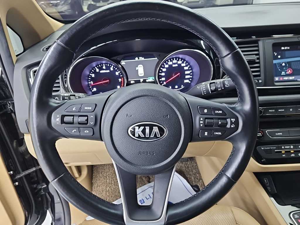 2020 Kia Carnival Gasoline Negro - Miniatura 9