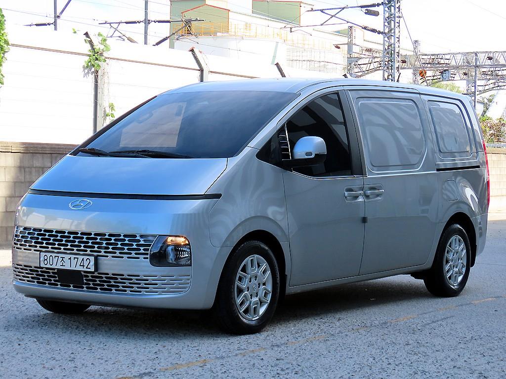 2022 Hyundai Staria 2WD Plata - Miniatura 2