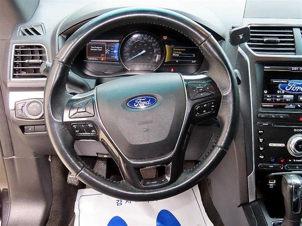 2016 Ford Explorer 3.5 Negro - Miniatura 8