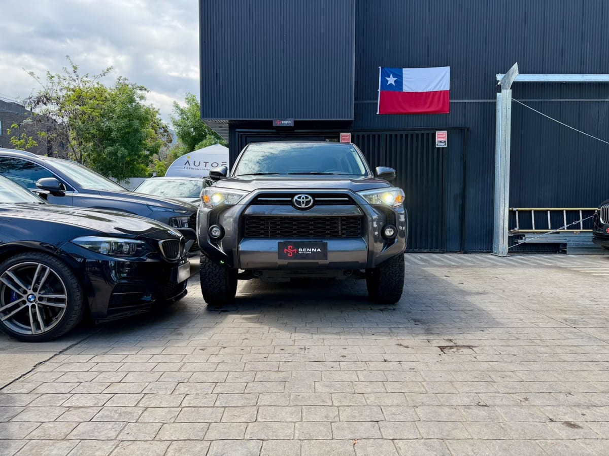 2022 Toyota 4Runner SR5 - Miniatura 3