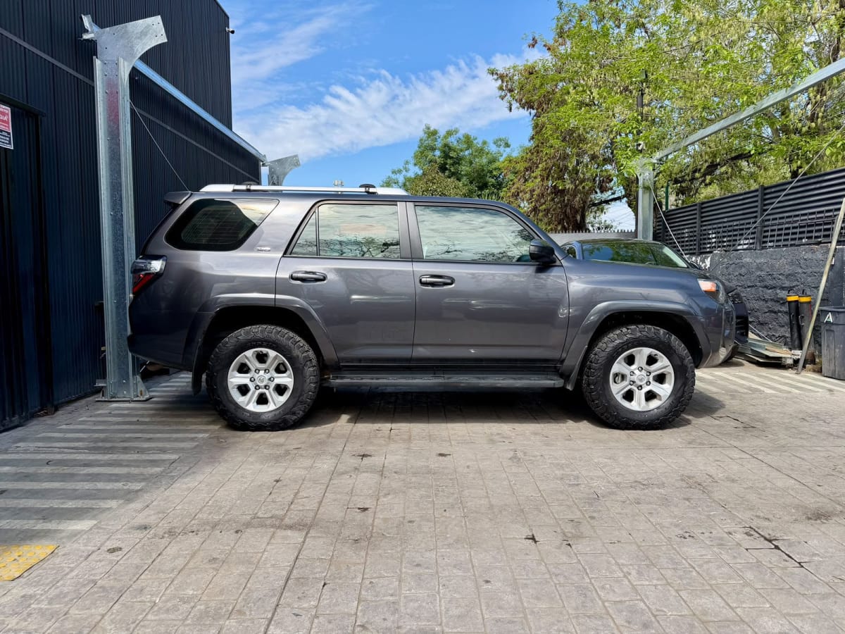 2022 Toyota 4Runner SR5 - Miniatura 4