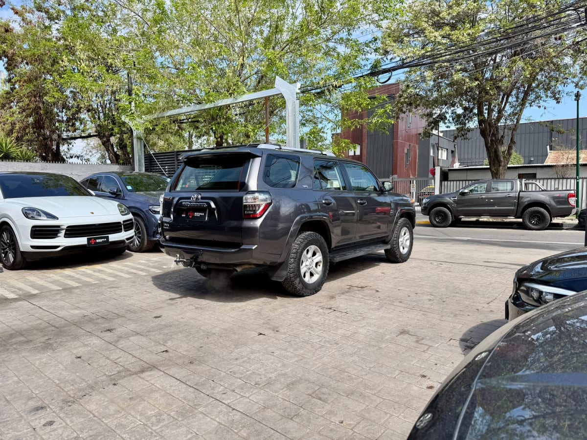 2022 Toyota 4Runner SR5 - Miniatura 5