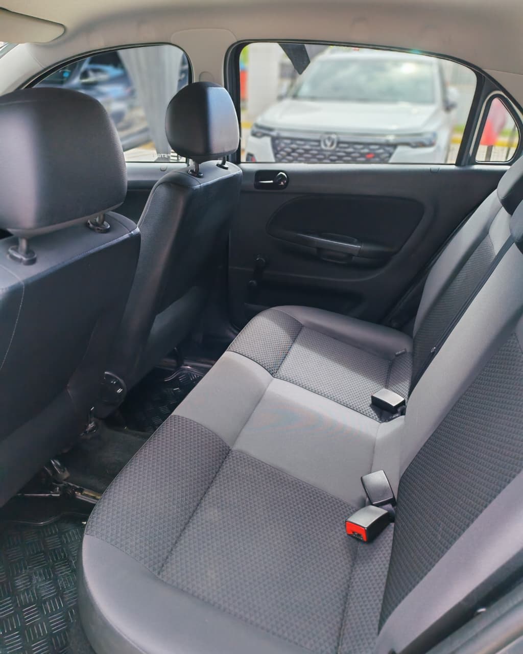2021 Volkswagen Gol Gris - Miniatura 10