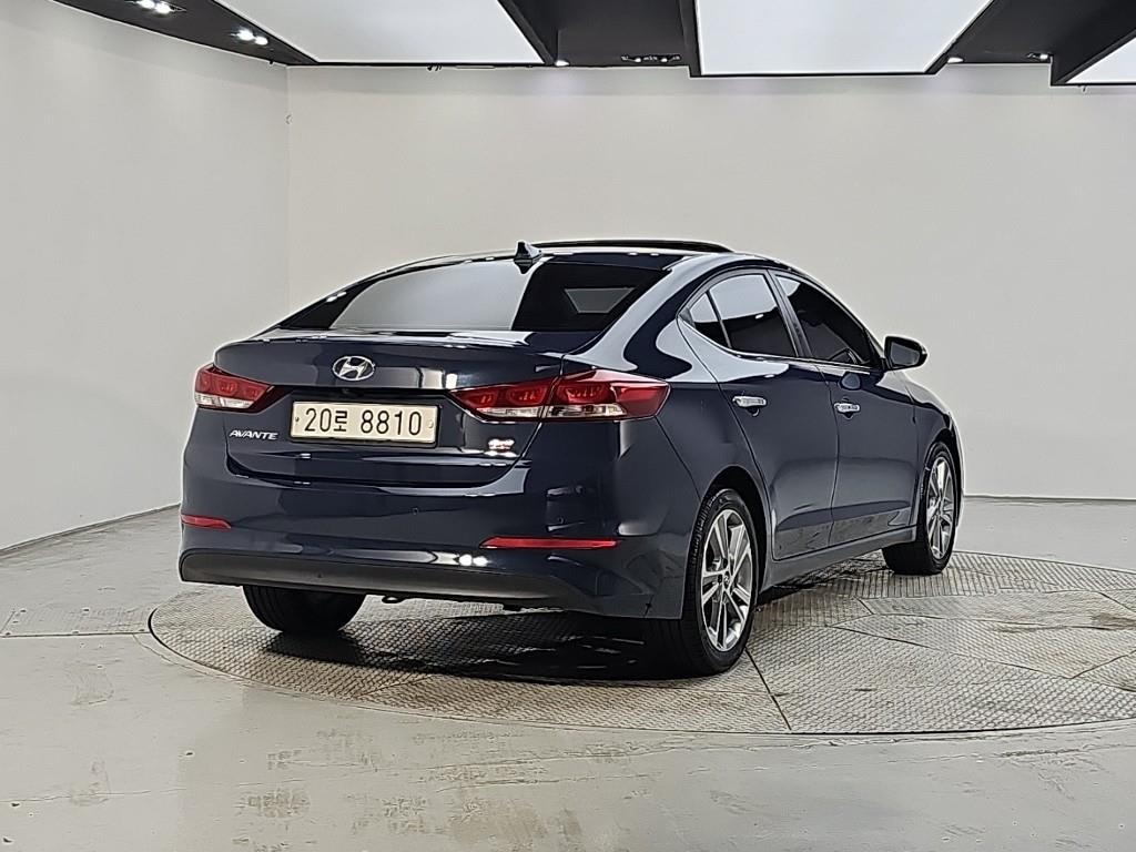 2016 Hyundai Avante AD Negro - Miniatura 4