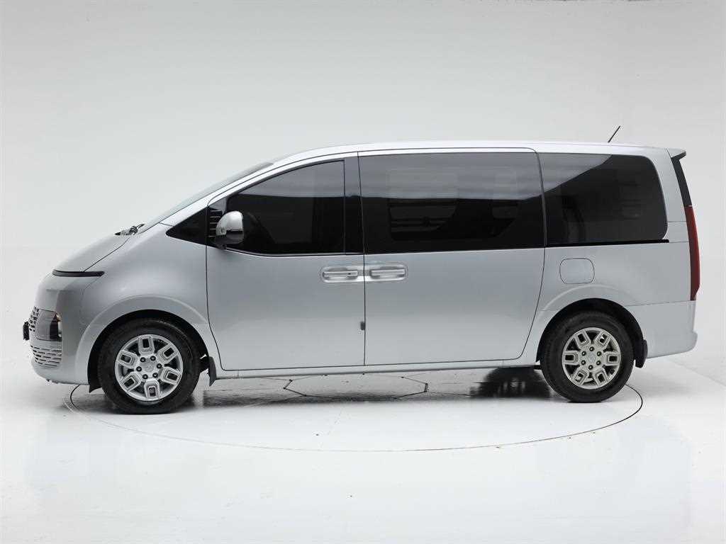 2022 Hyundai Staria 2WD Gris - Miniatura 3