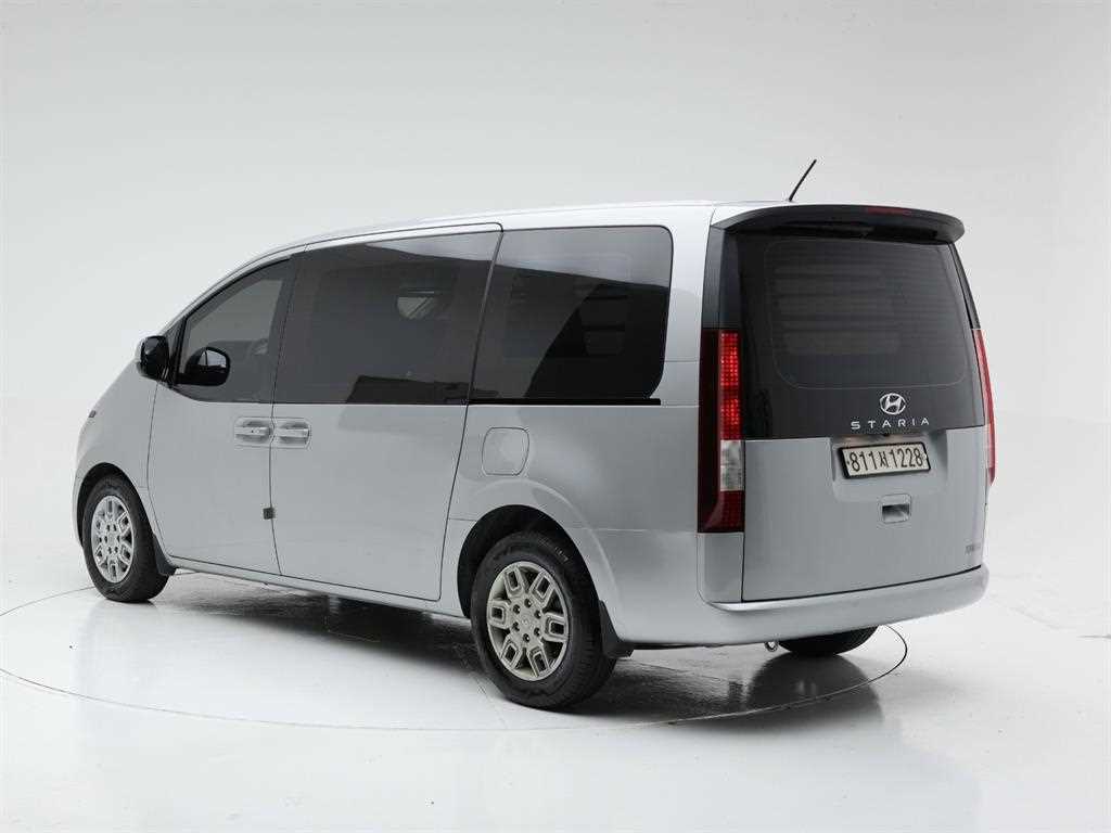 2022 Hyundai Staria 2WD Gris - Miniatura 4